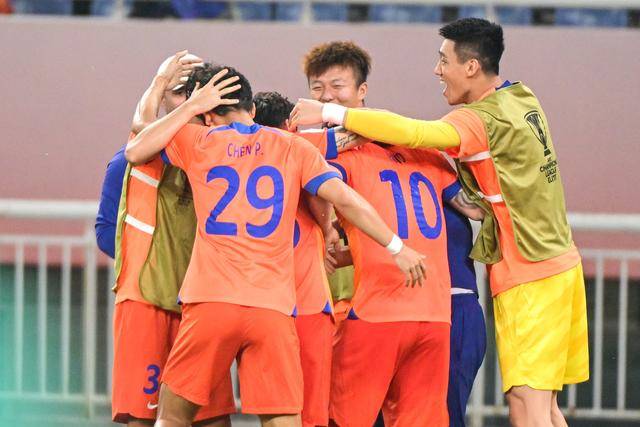 杨铭锐踢左路活了，毛伟杰+王钰栋国足未来双雄，大连3将身背3黄